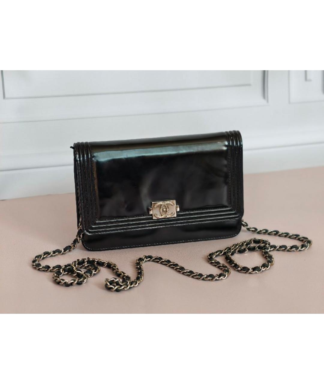 CHANEL Черная сумка через плечо из лакированной кожи, фото 2