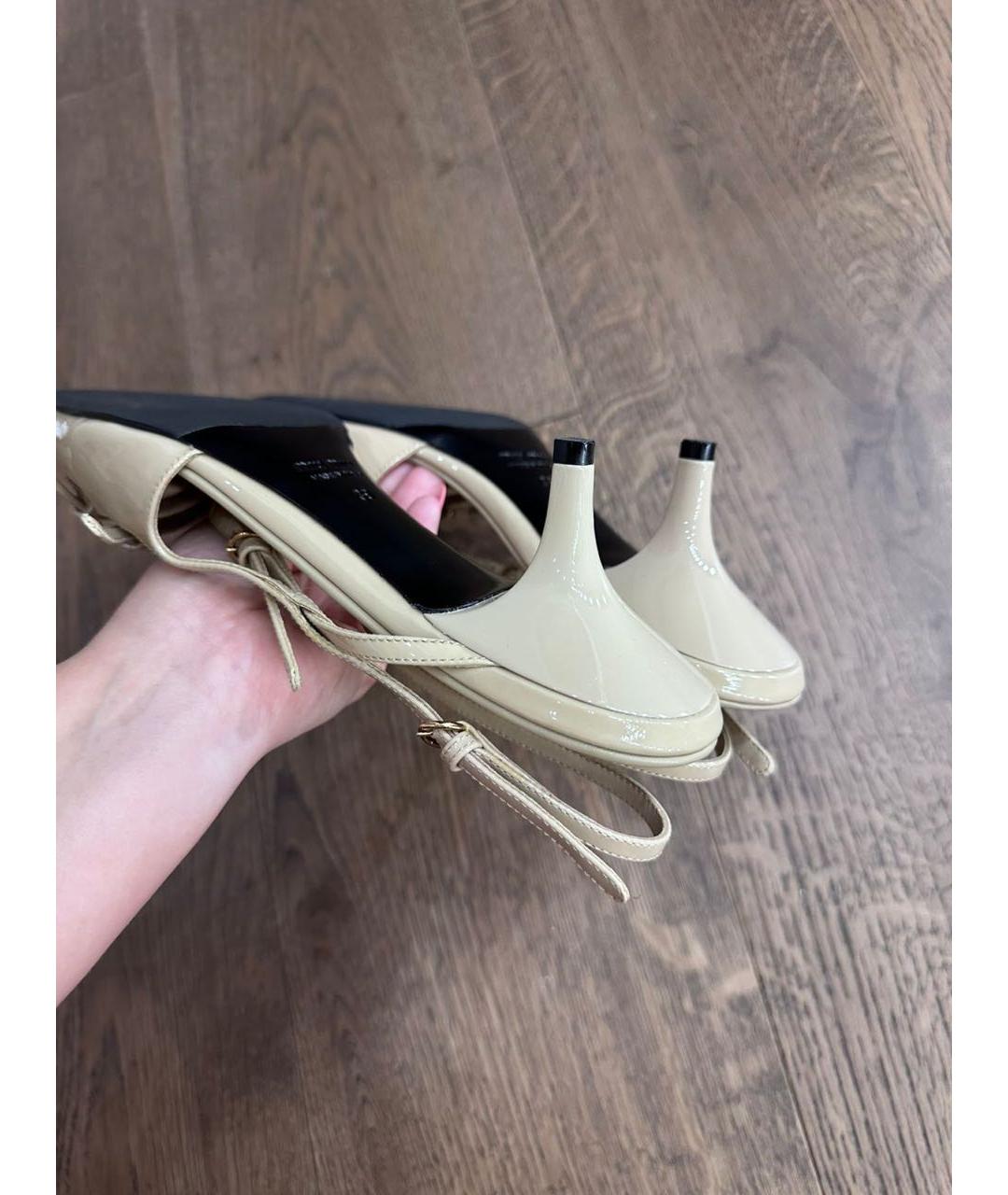 MIU MIU Бежевые лодочки на низком каблуке из лакированной кожи, фото 4