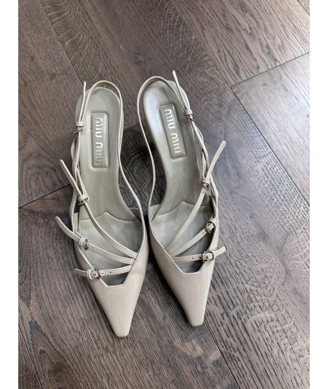 MIU MIU Бежевые лодочки на низком каблуке из лакированной кожи, фото 3
