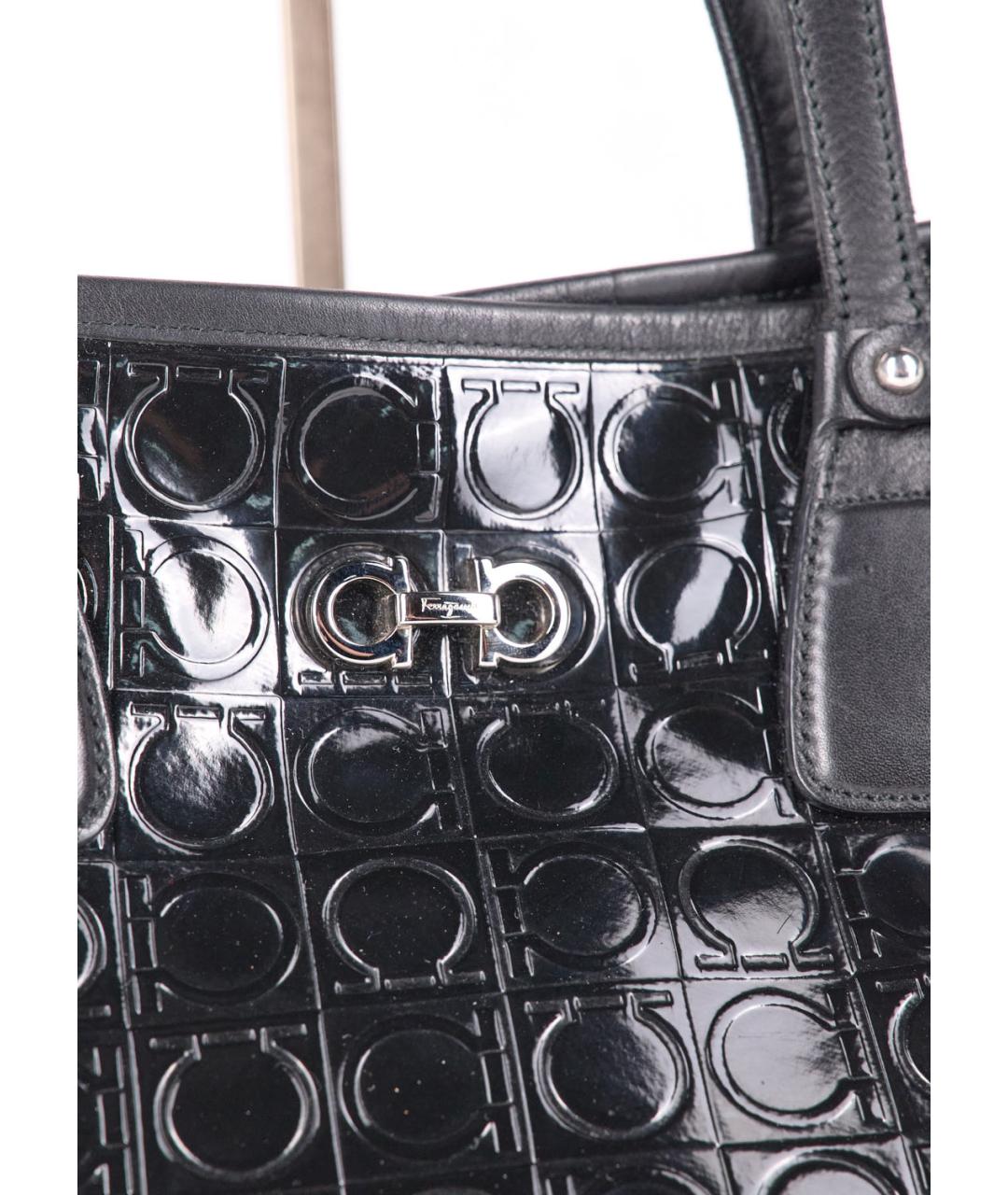 FERRAGAMO Черная сумка тоут из лакированной кожи, фото 5