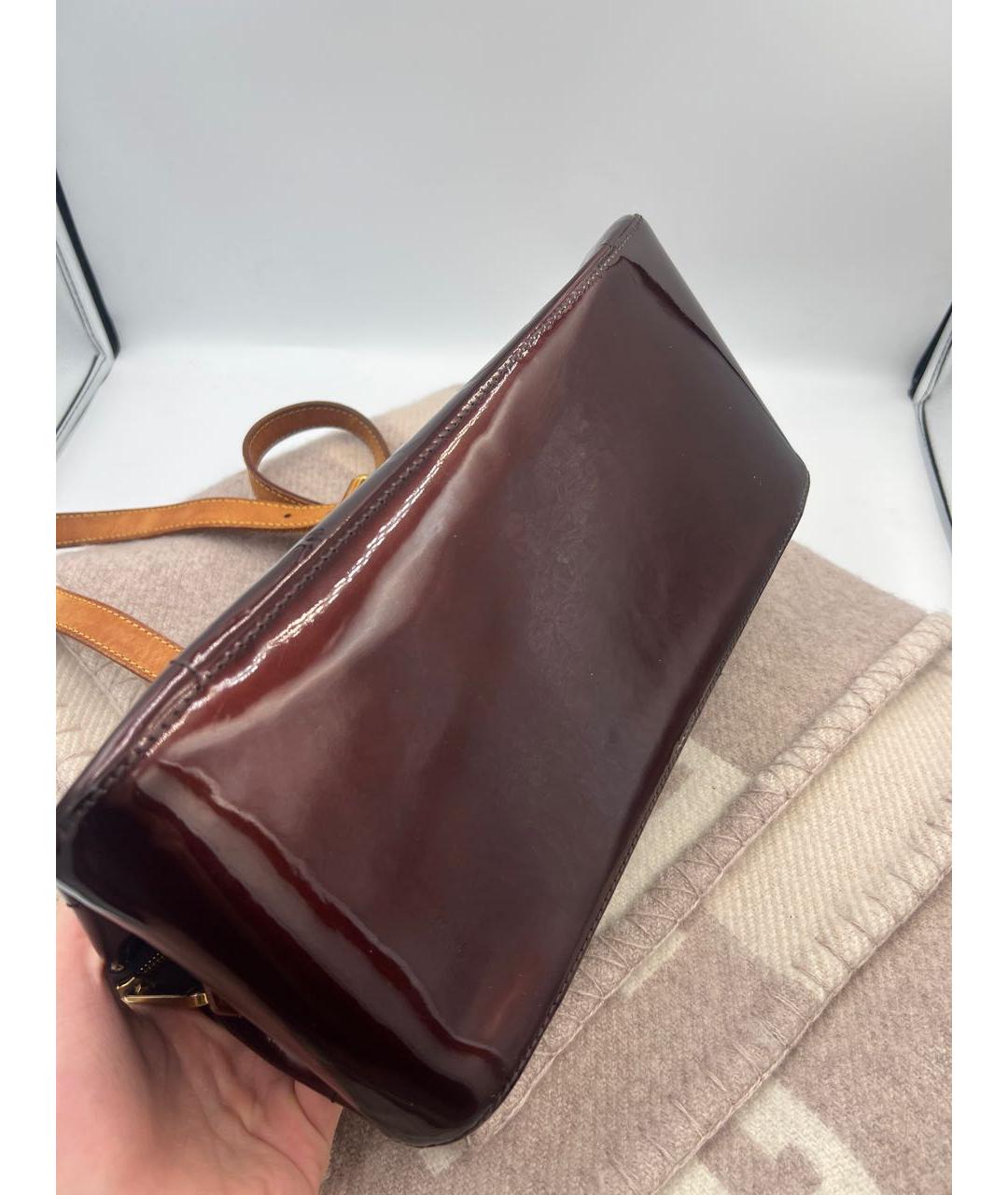 LOUIS VUITTON Бордовая сумка с короткими ручками из лакированной кожи, фото 4