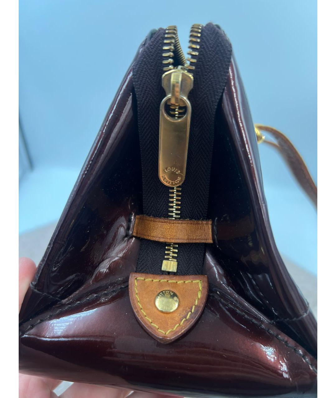 LOUIS VUITTON Бордовая сумка с короткими ручками из лакированной кожи, фото 3