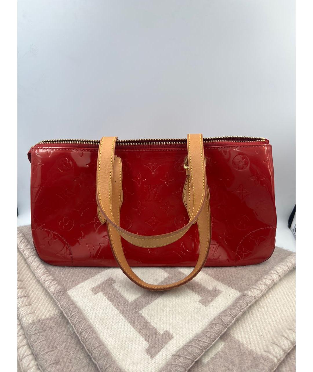 LOUIS VUITTON Красная сумка с короткими ручками из лакированной кожи, фото 2