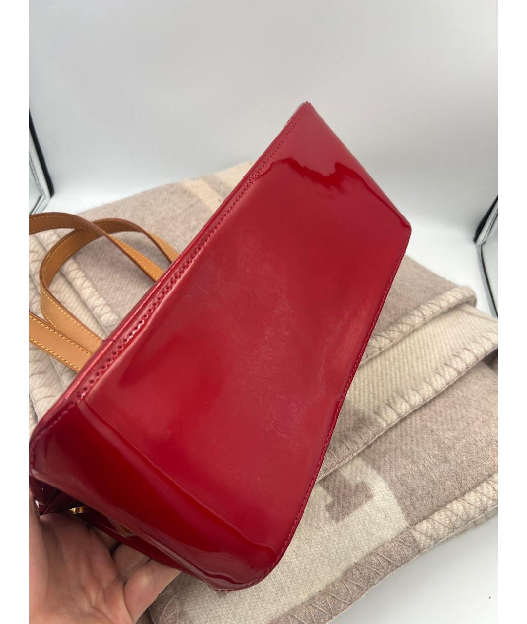 LOUIS VUITTON Красная сумка с короткими ручками из лакированной кожи, фото 3