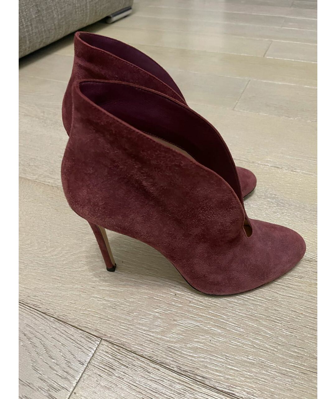 GIANVITO ROSSI Бордовые замшевые ботильоны, фото 5