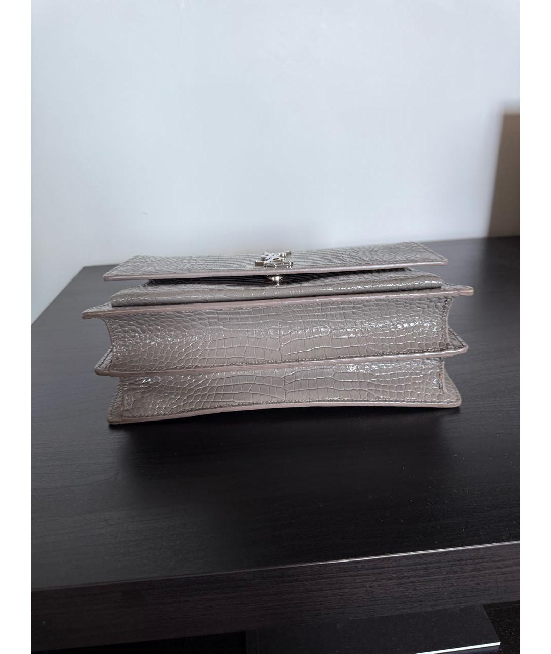 SAINT LAURENT Серая сумка через плечо из лакированной кожи, фото 7
