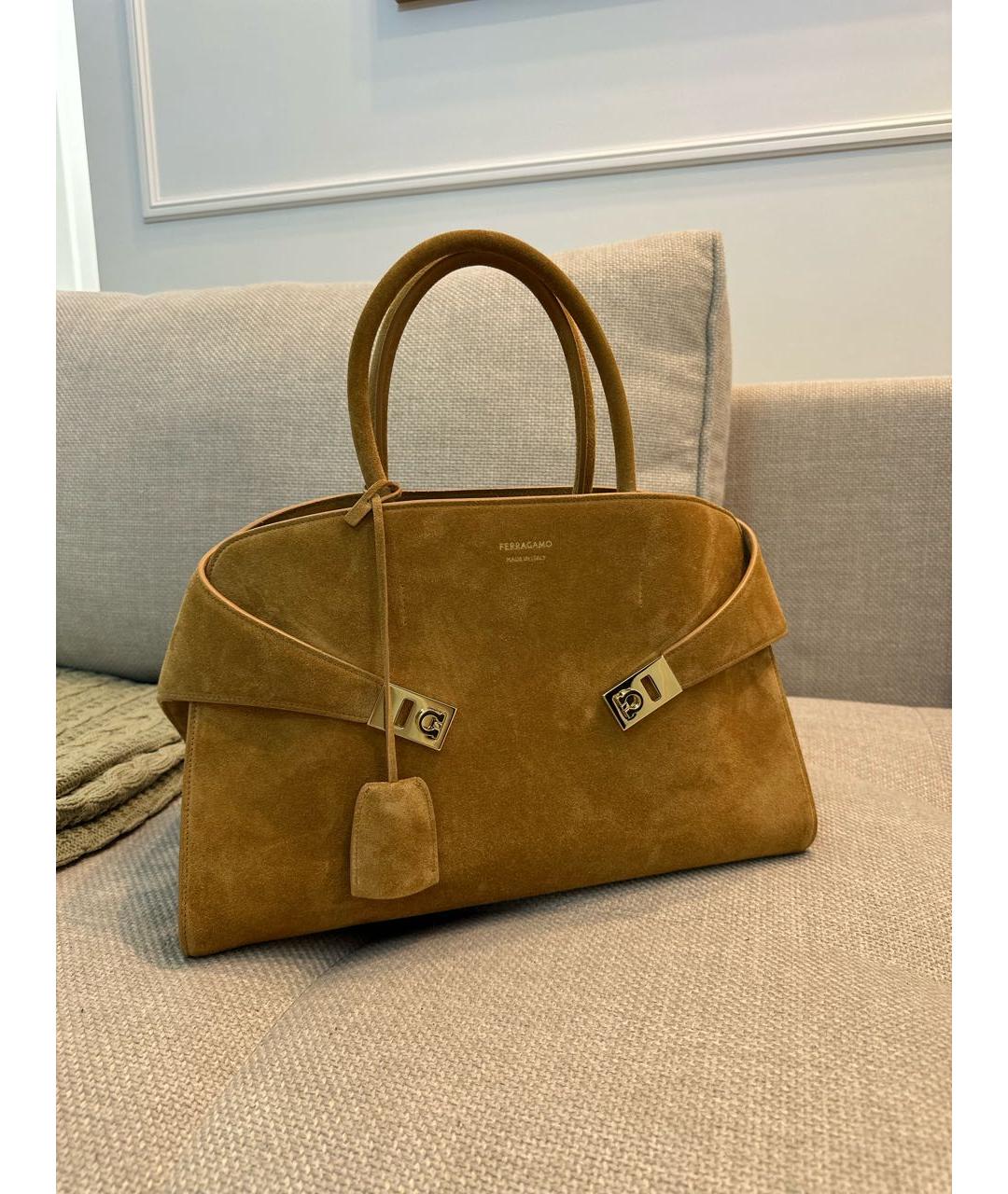 FERRAGAMO Бежевая замшевая сумка с короткими ручками, фото 9