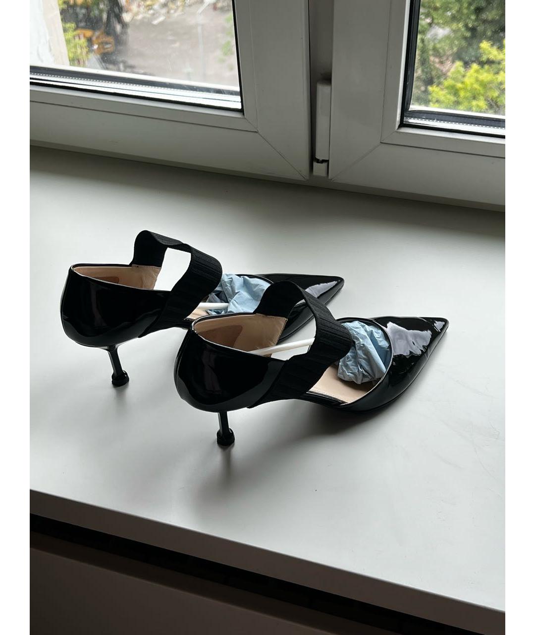 PRADA Черные лодочки на низком каблуке из лакированной кожи, фото 2