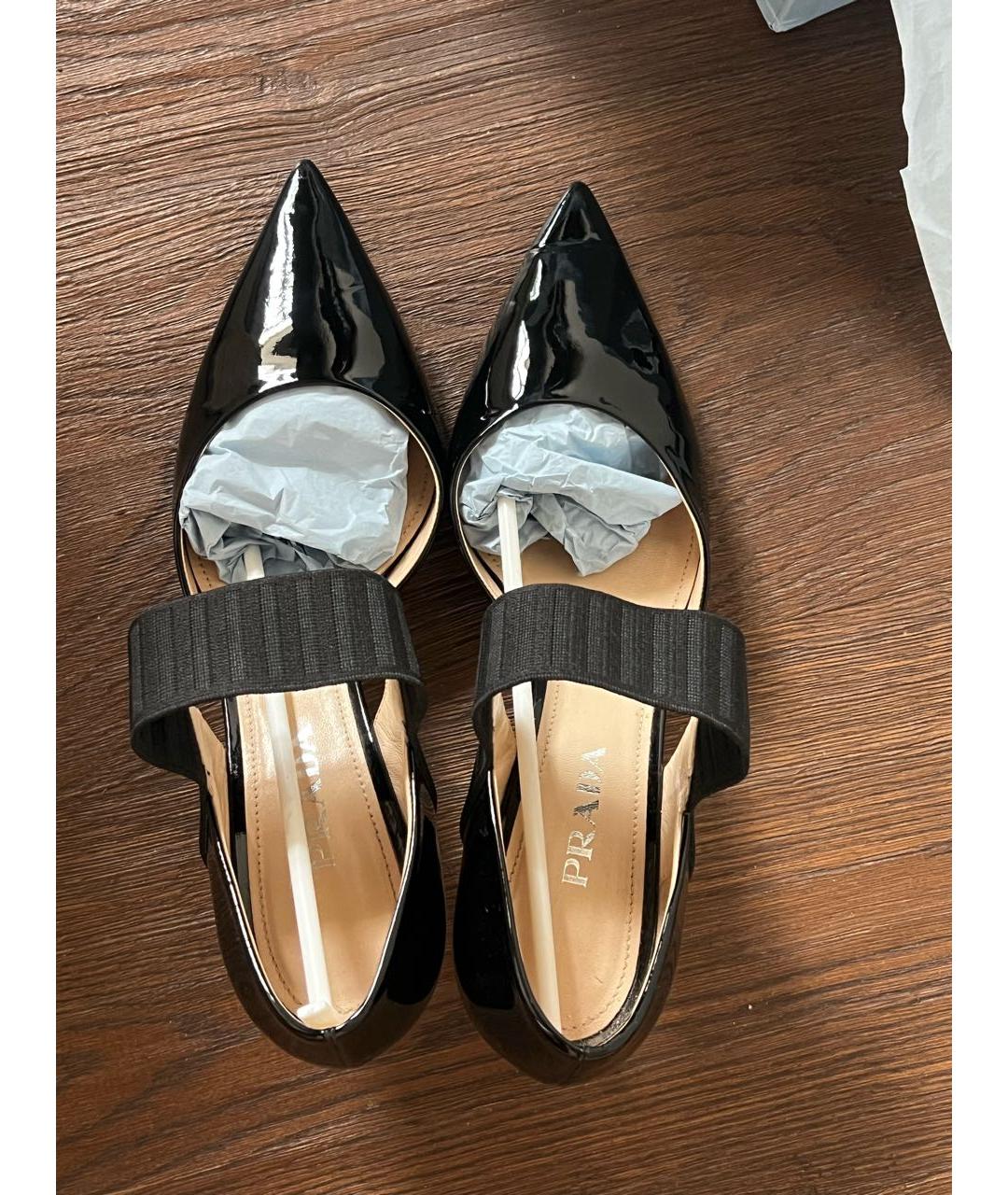 PRADA Черные лодочки на низком каблуке из лакированной кожи, фото 7