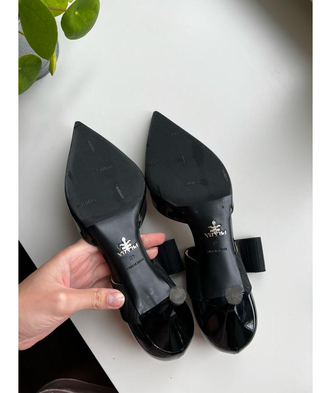 PRADA Черные лодочки на низком каблуке из лакированной кожи, фото 5