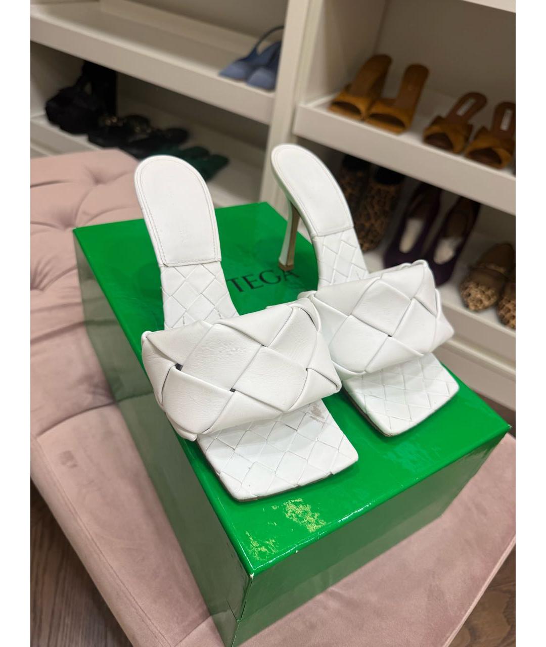 BOTTEGA VENETA Белые кожаные мюли, фото 2