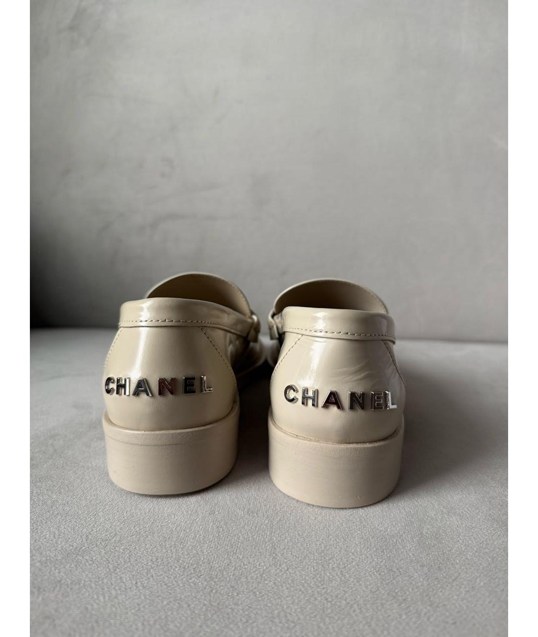 CHANEL Бежевые лоферы из лакированной кожи, фото 2