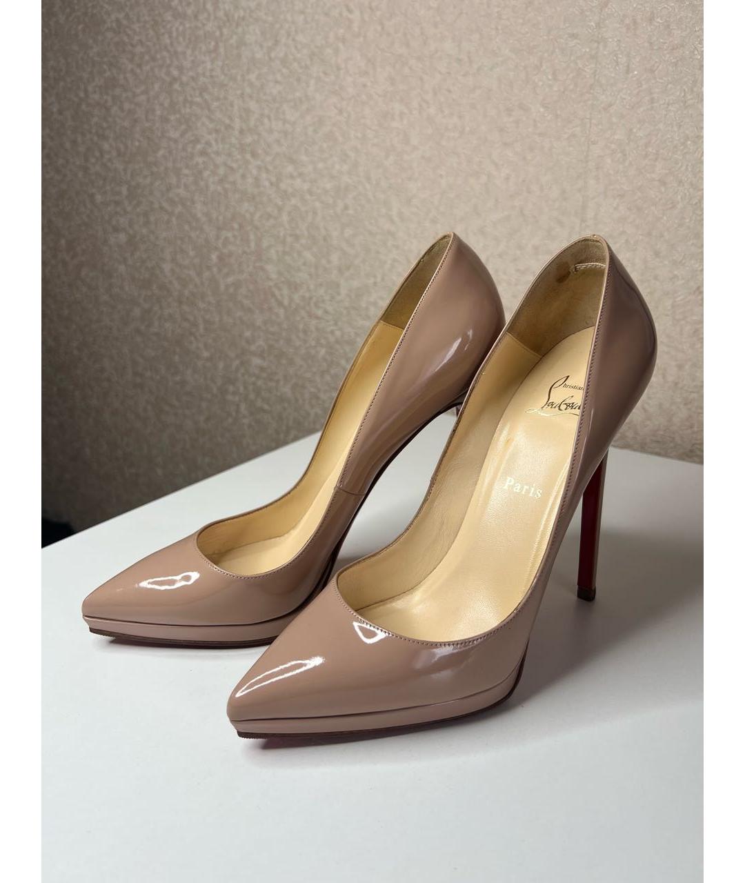 CHRISTIAN LOUBOUTIN Бежевые туфли из лакированной кожи, фото 6
