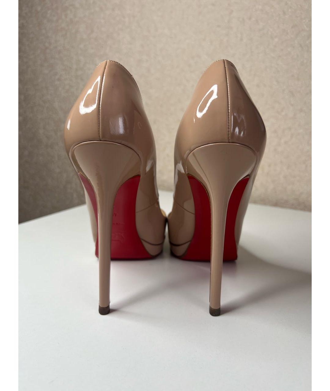 CHRISTIAN LOUBOUTIN Бежевые туфли из лакированной кожи, фото 4
