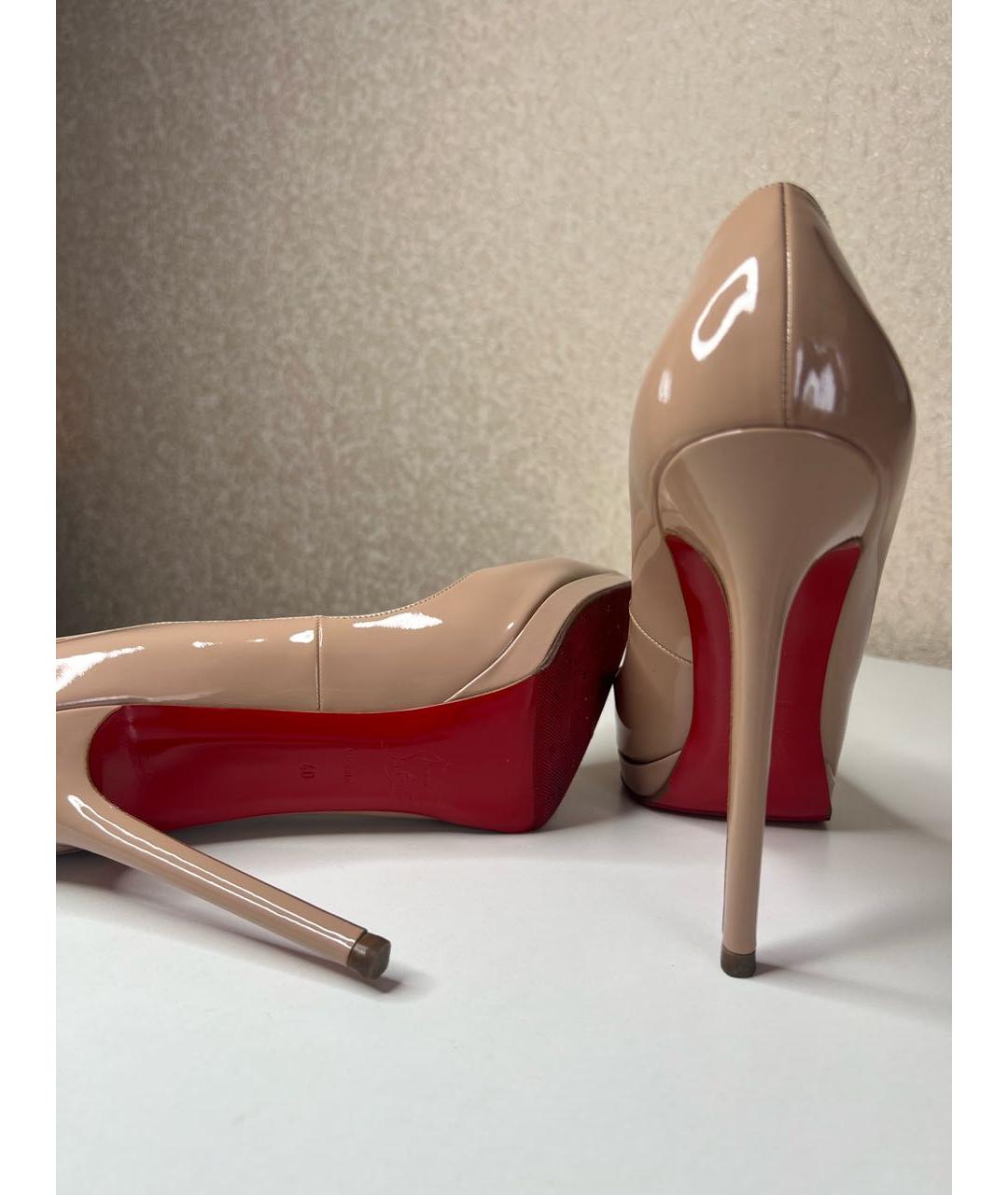 CHRISTIAN LOUBOUTIN Бежевые туфли из лакированной кожи, фото 8