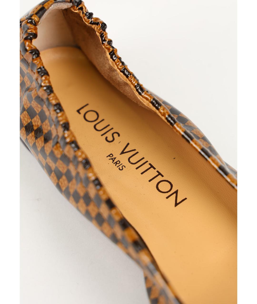 LOUIS VUITTON Коричневые балетки из лакированной кожи, фото 5