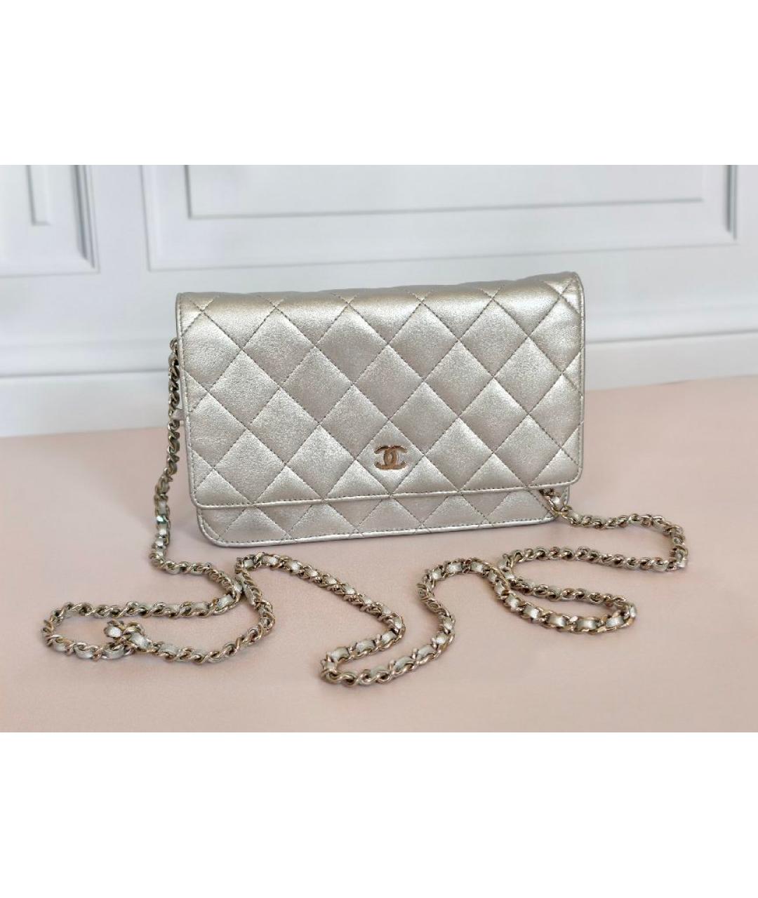 CHANEL Серебряная кожаная сумка с короткими ручками, фото 2