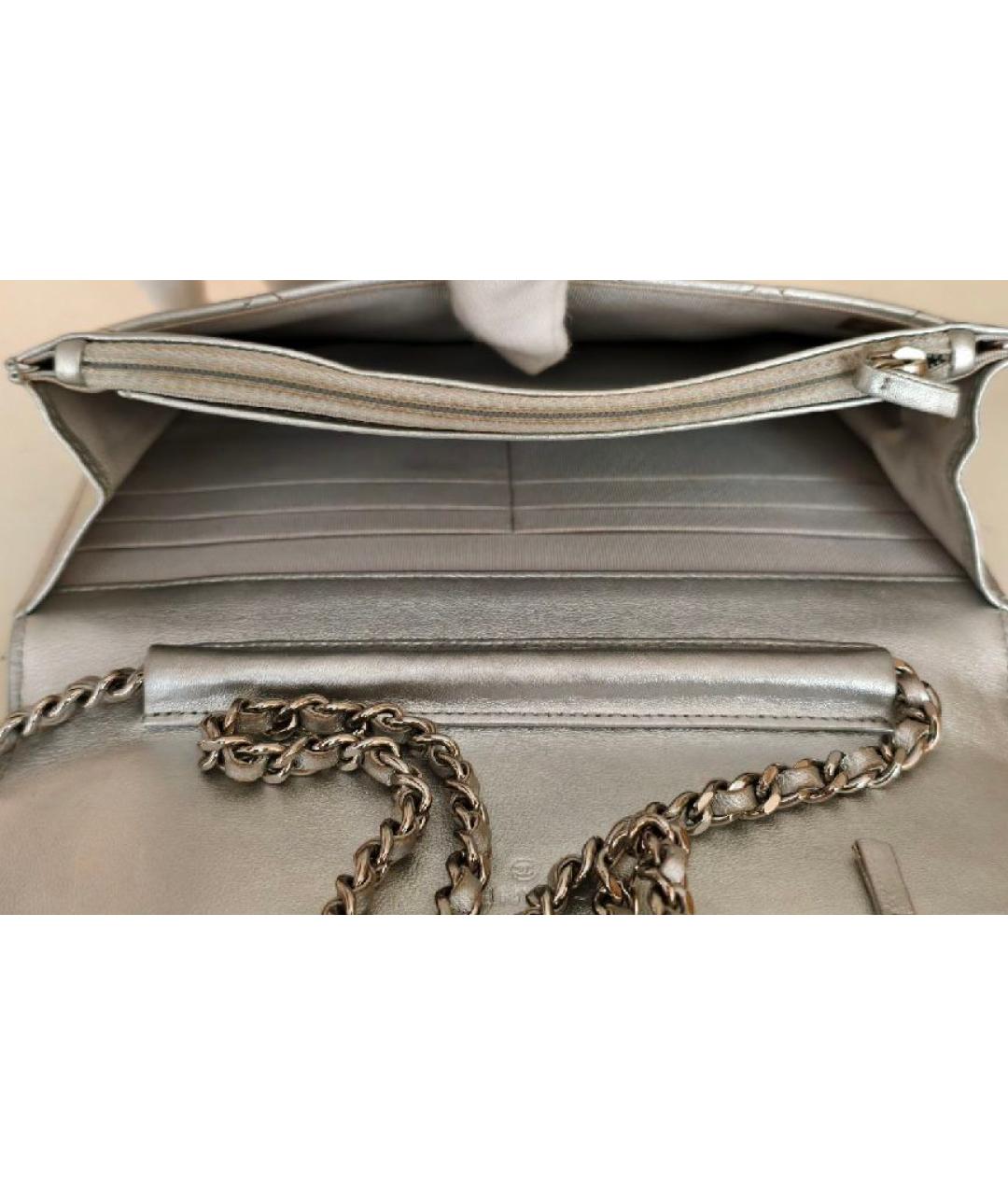 CHANEL Серебряная кожаная сумка с короткими ручками, фото 6