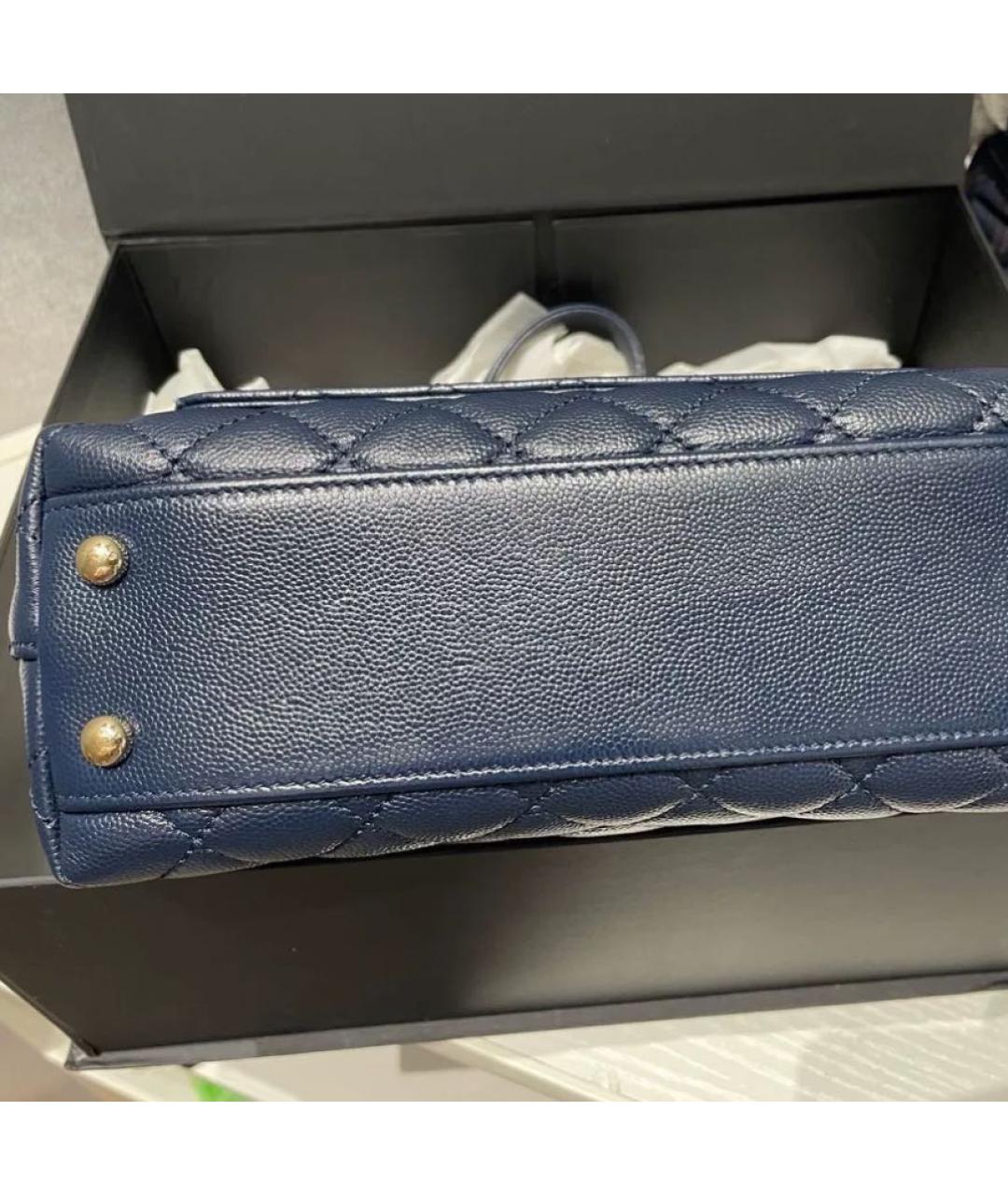 CHANEL Темно-синяя кожаная сумка с короткими ручками, фото 6