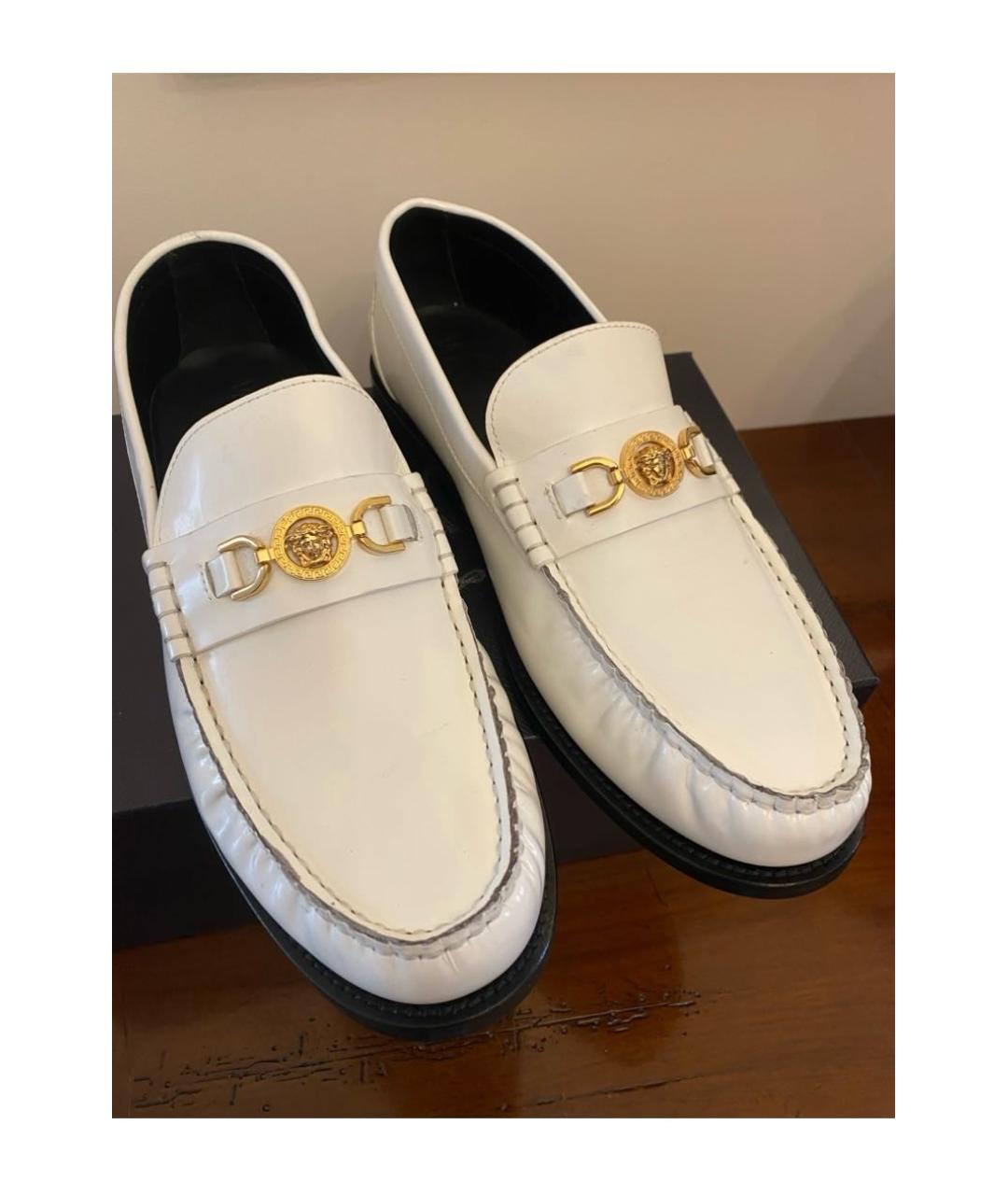 VERSACE Белые лоферы из лакированной кожи, фото 3