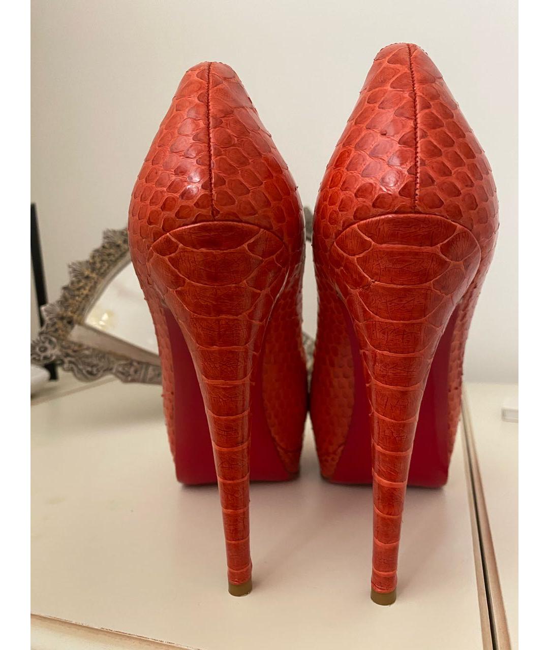 CHRISTIAN LOUBOUTIN Коралловые туфли из экзотической кожи, фото 4