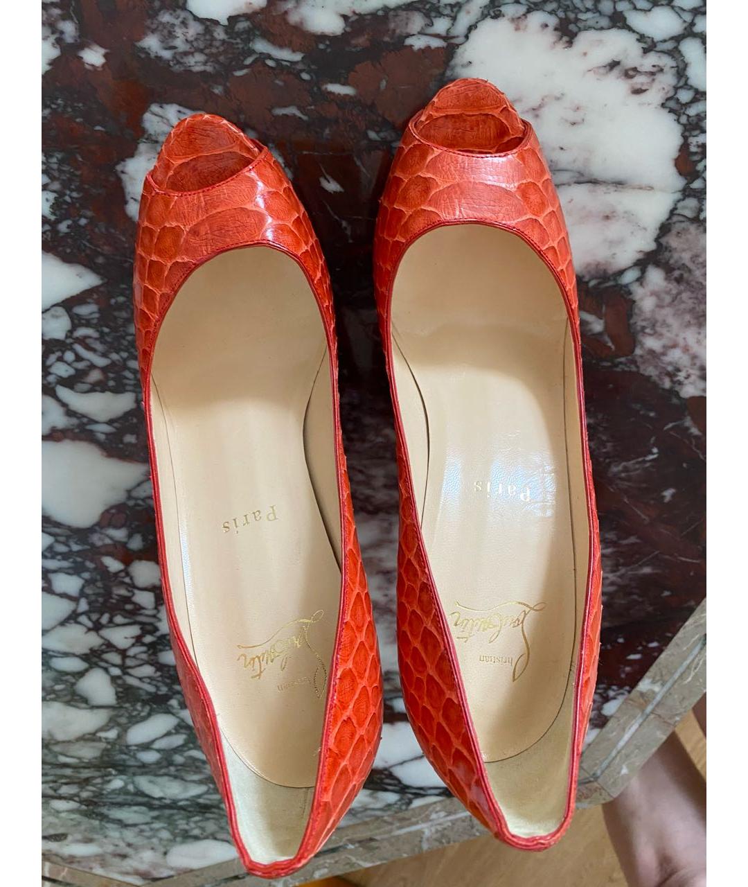 CHRISTIAN LOUBOUTIN Коралловые туфли из экзотической кожи, фото 3