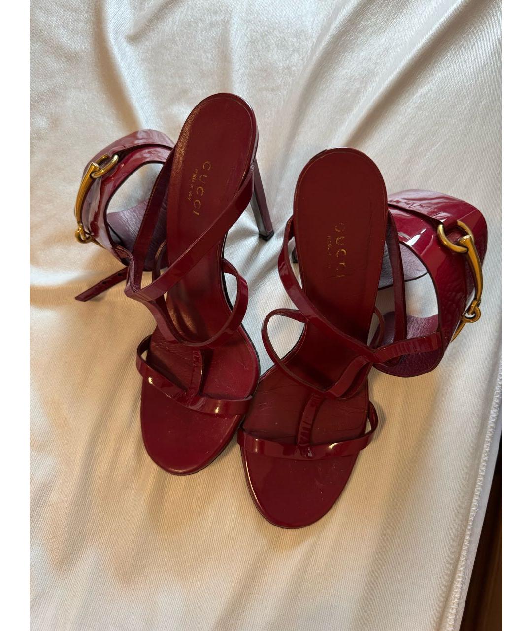 GUCCI Бордовые босоножки из лакированной кожи, фото 2