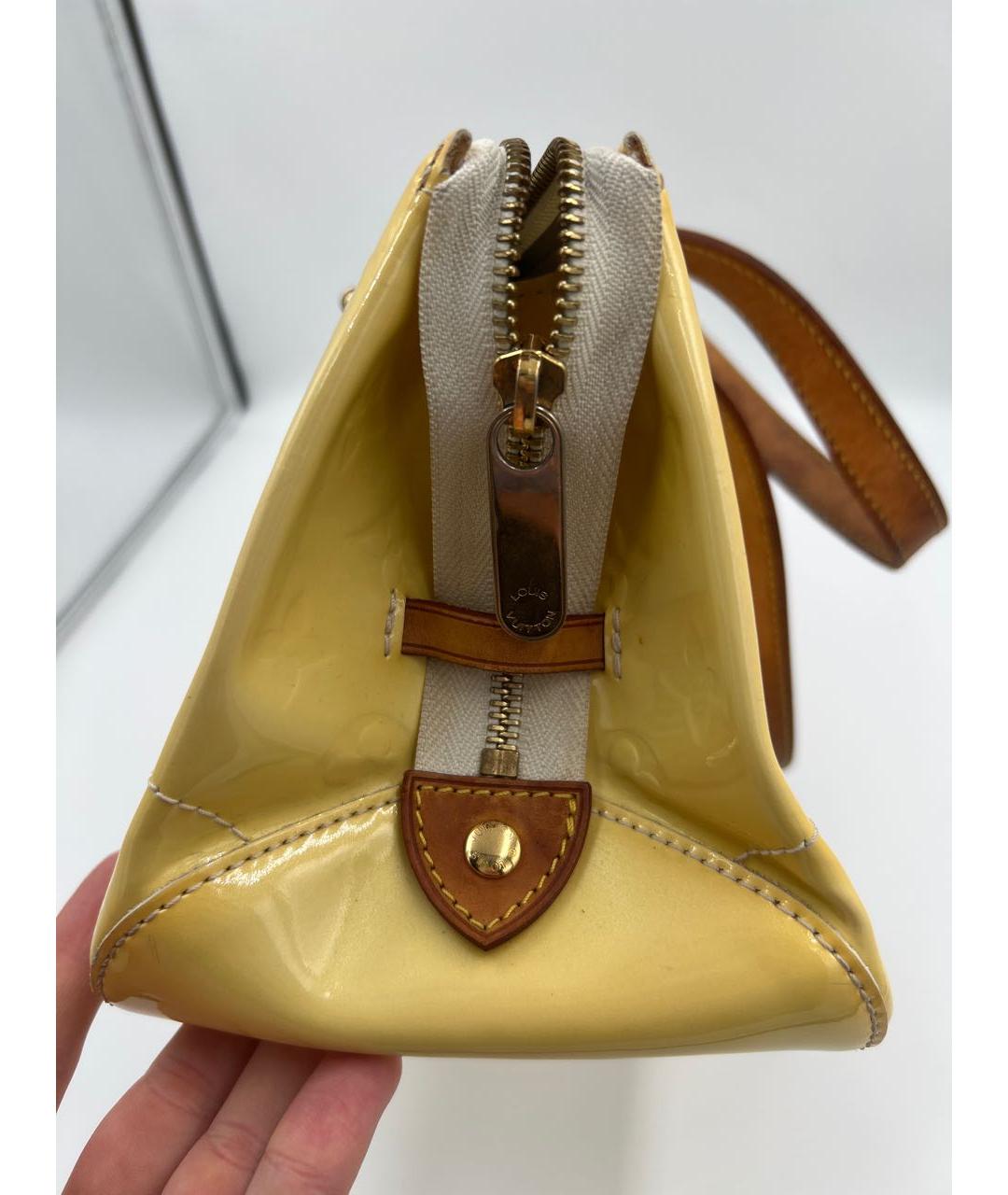 LOUIS VUITTON Горчичная сумка с короткими ручками из лакированной кожи, фото 5