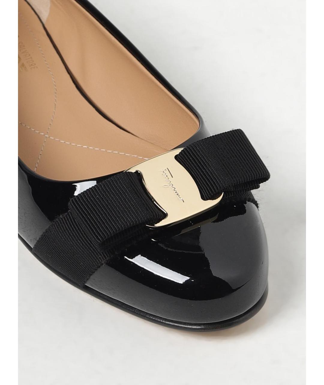 FERRAGAMO Черные балетки из лакированной кожи, фото 4
