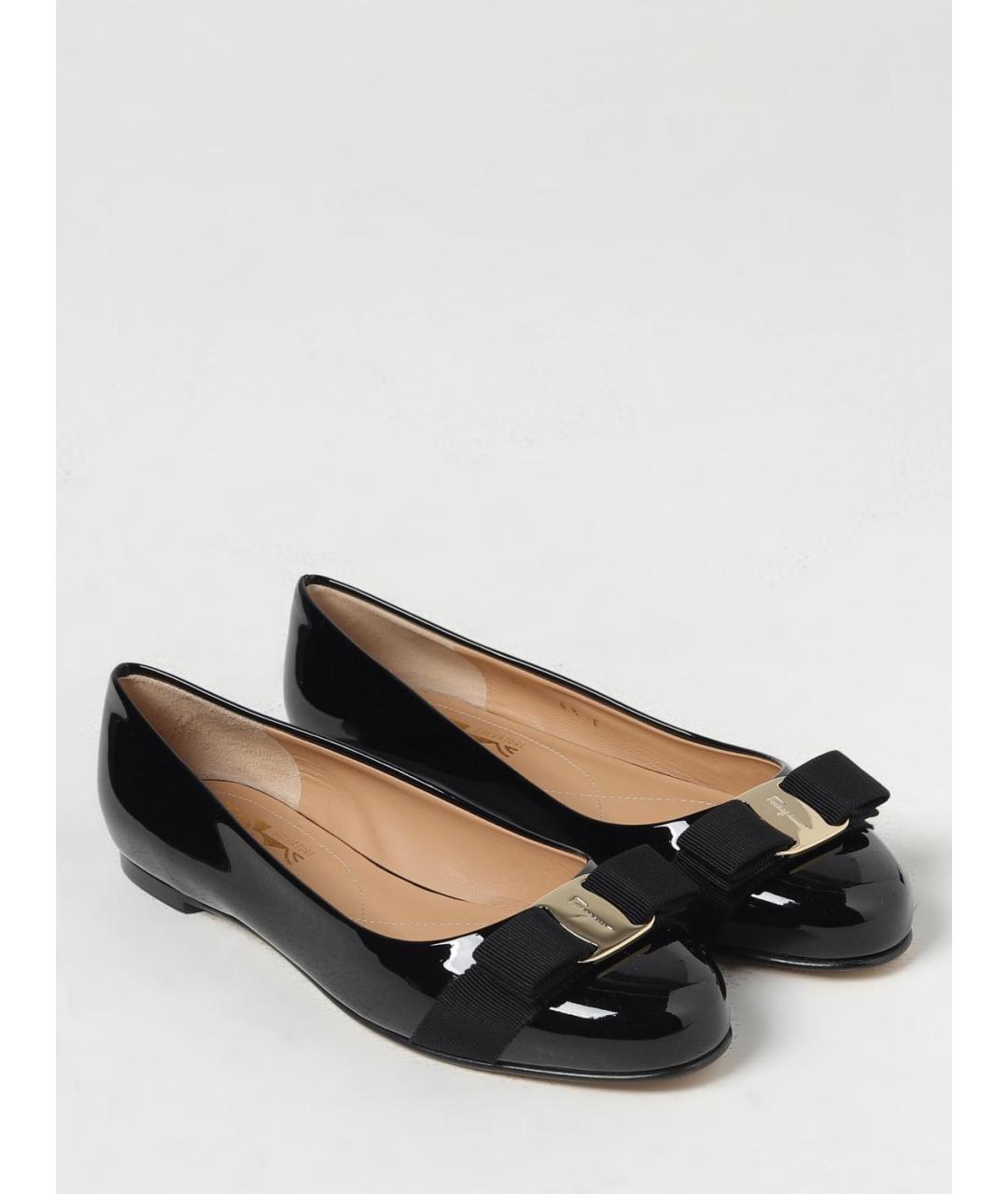 FERRAGAMO Черные балетки из лакированной кожи, фото 2