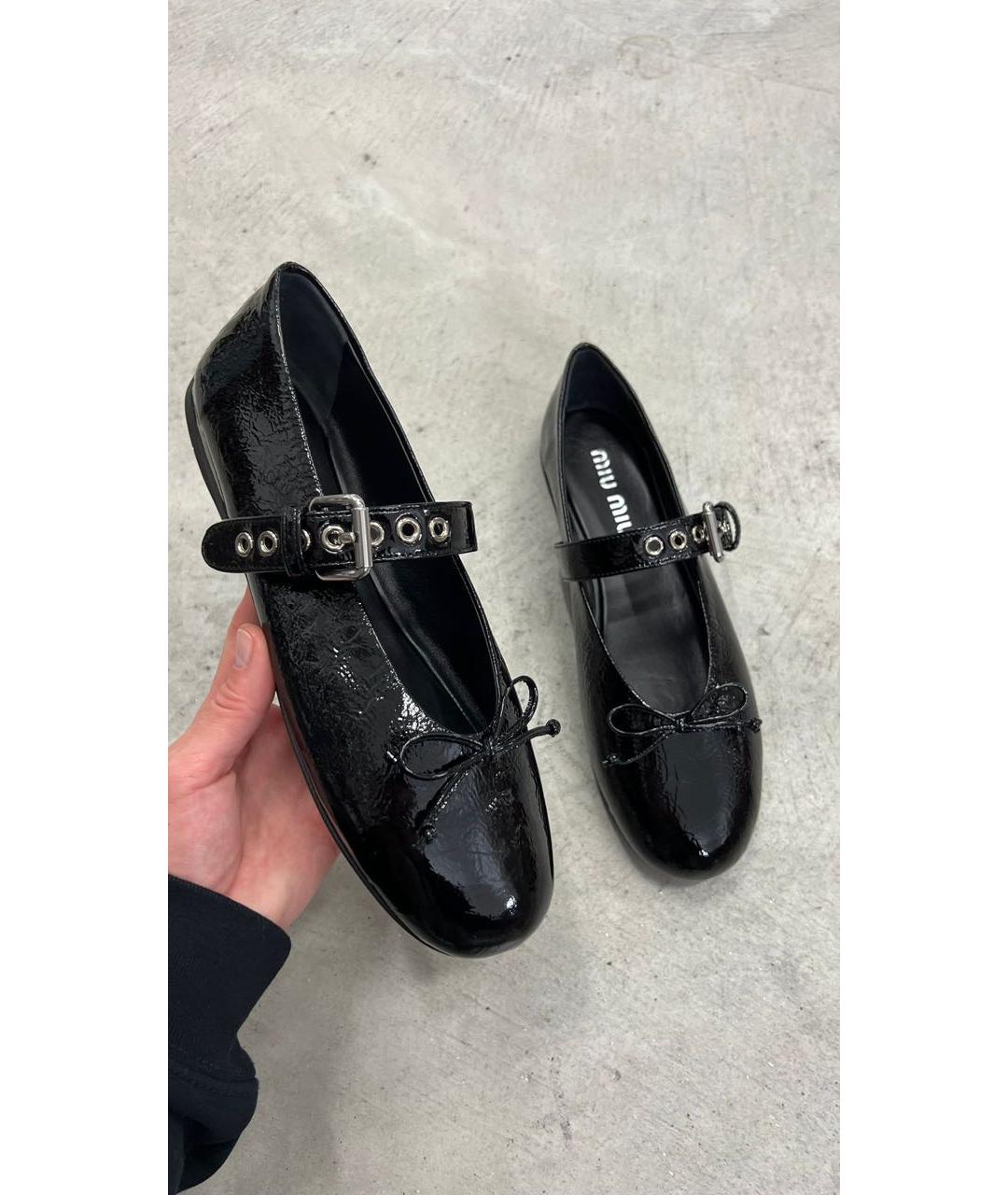 MIU MIU Черные балетки из лакированной кожи, фото 2