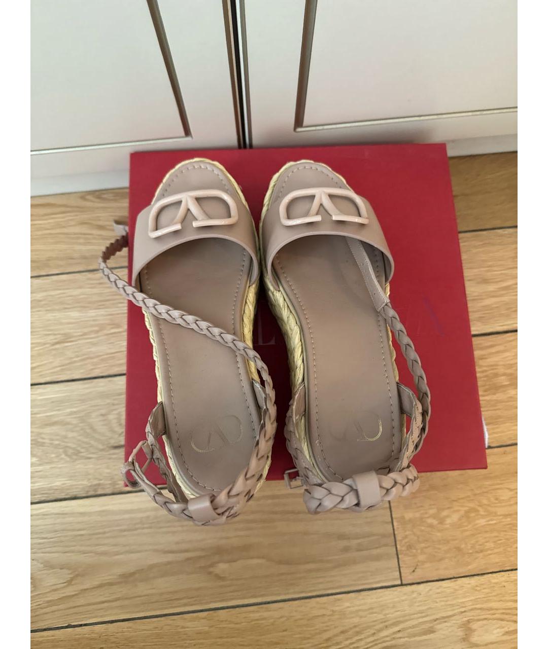 VALENTINO Бежевые кожаные босоножки, фото 3