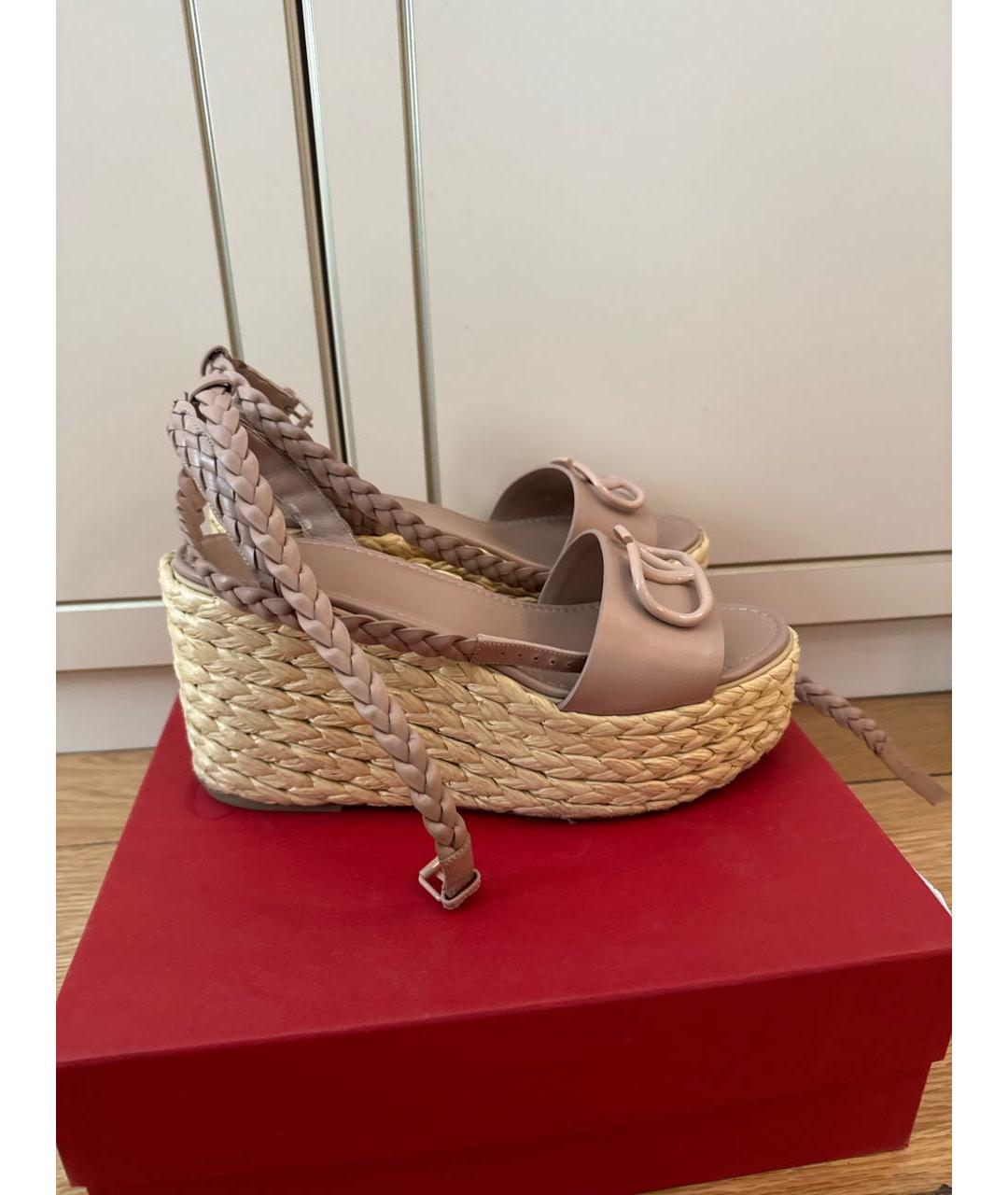 VALENTINO Бежевые кожаные босоножки, фото 9