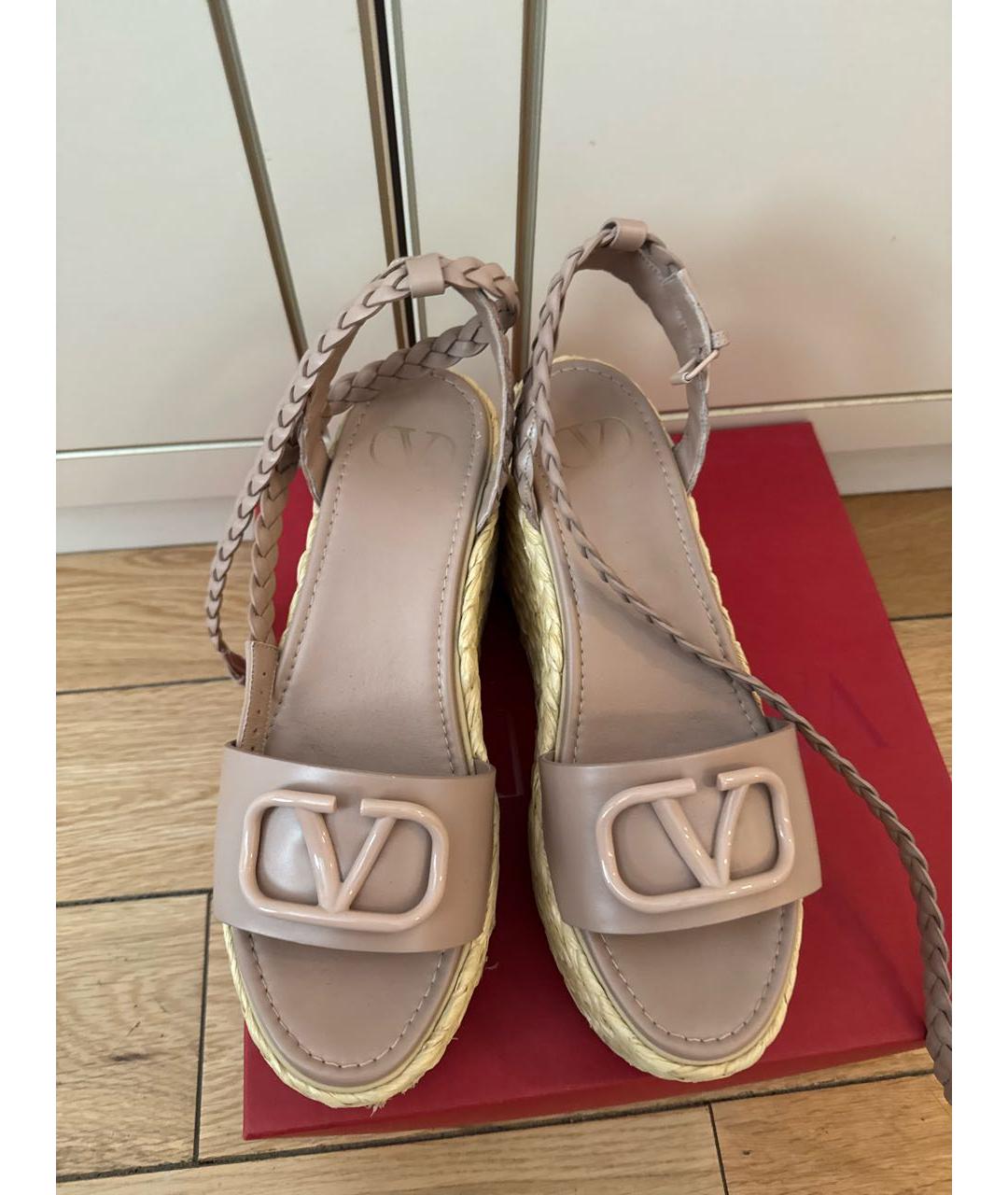 VALENTINO Бежевые кожаные босоножки, фото 2