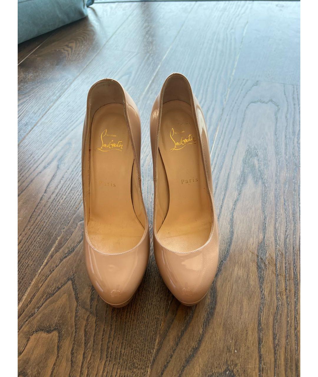 CHRISTIAN LOUBOUTIN Бежевые туфли из лакированной кожи, фото 2