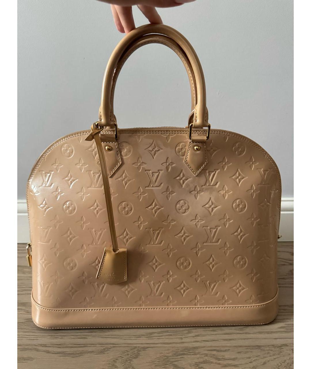 LOUIS VUITTON Коралловая сумка с короткими ручками из лакированной кожи, фото 9
