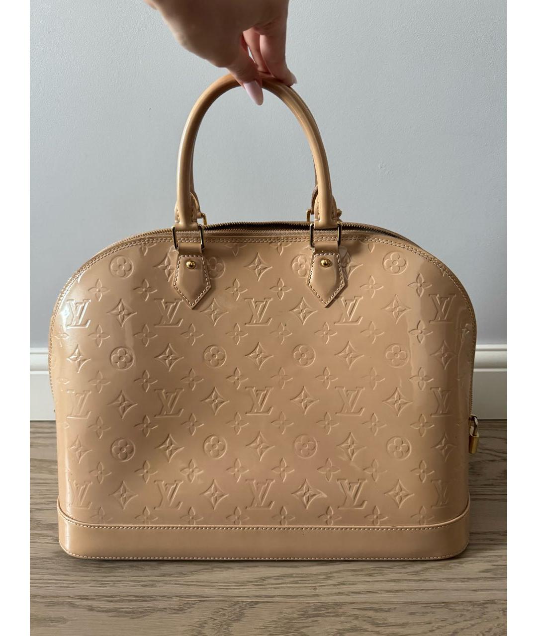 LOUIS VUITTON Коралловая сумка с короткими ручками из лакированной кожи, фото 3