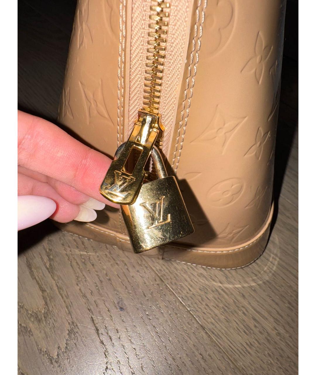 LOUIS VUITTON Коралловая сумка с короткими ручками из лакированной кожи, фото 7