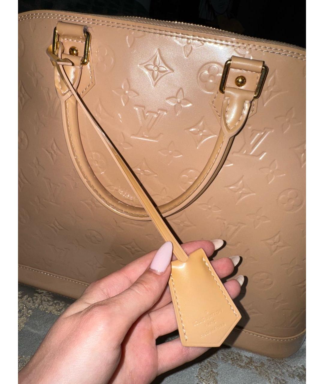 LOUIS VUITTON Коралловая сумка с короткими ручками из лакированной кожи, фото 8