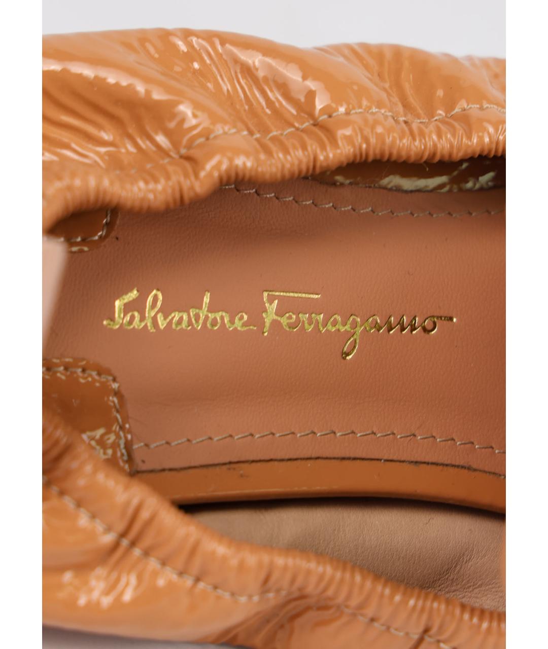 FERRAGAMO Бежевые лоферы из лакированной кожи, фото 5