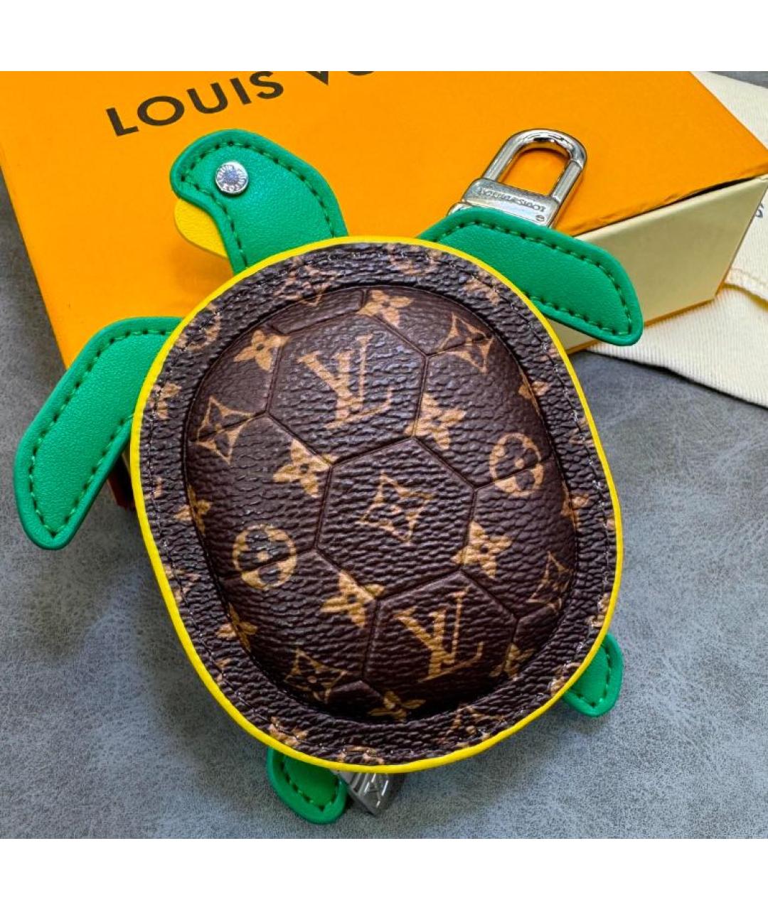 LOUIS VUITTON Коричневый брелок, фото 3