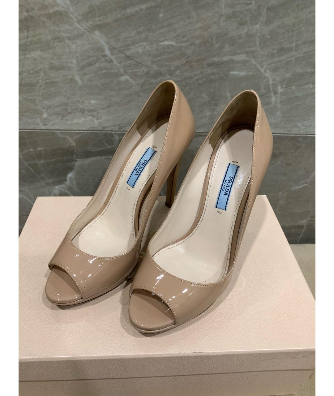 PRADA Бежевые туфли из лакированной кожи, фото 2