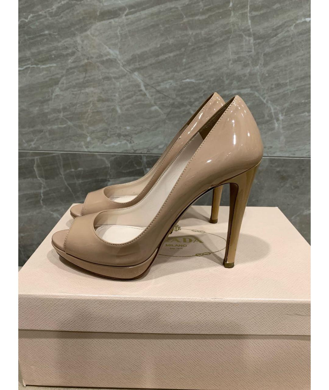 PRADA Бежевые туфли из лакированной кожи, фото 9