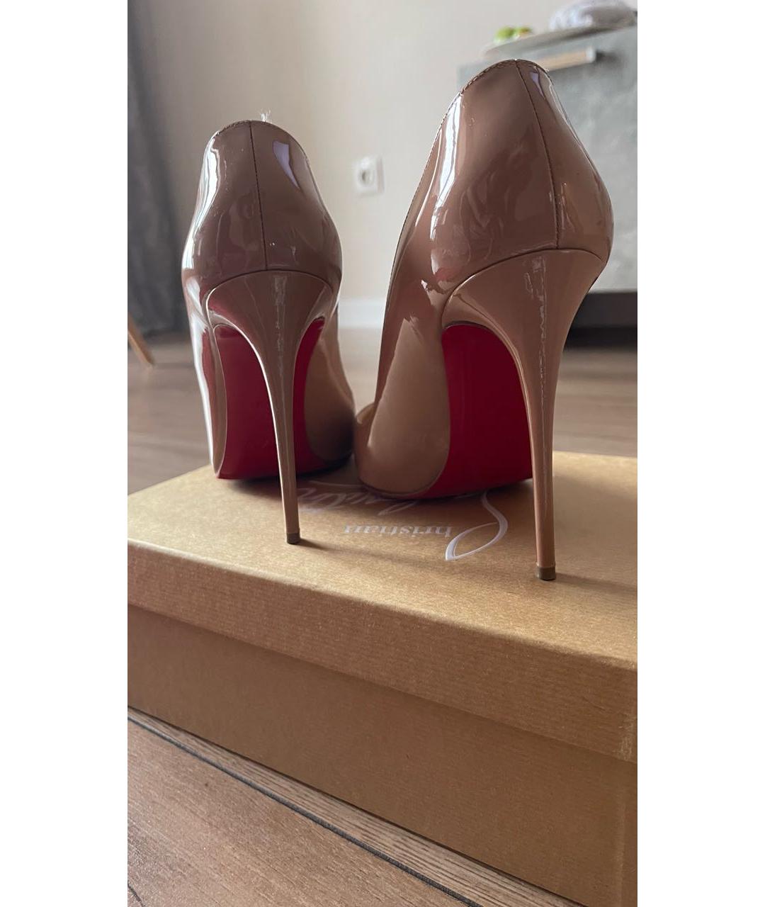 CHRISTIAN LOUBOUTIN Бежевые туфли из лакированной кожи, фото 4