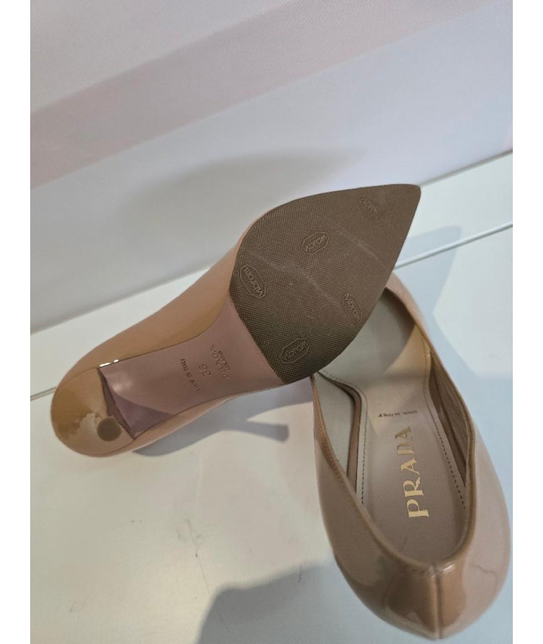 PRADA Бежевые туфли из лакированной кожи, фото 5