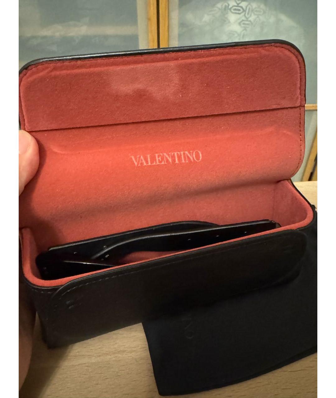 VALENTINO Черные пластиковые солнцезащитные очки, фото 5