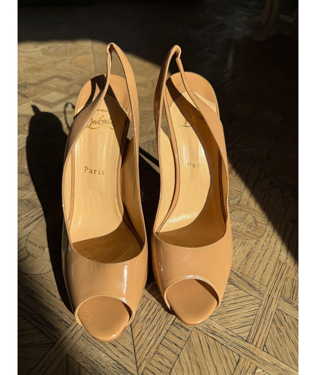 CHRISTIAN LOUBOUTIN Бежевые босоножки из лакированной кожи, фото 2