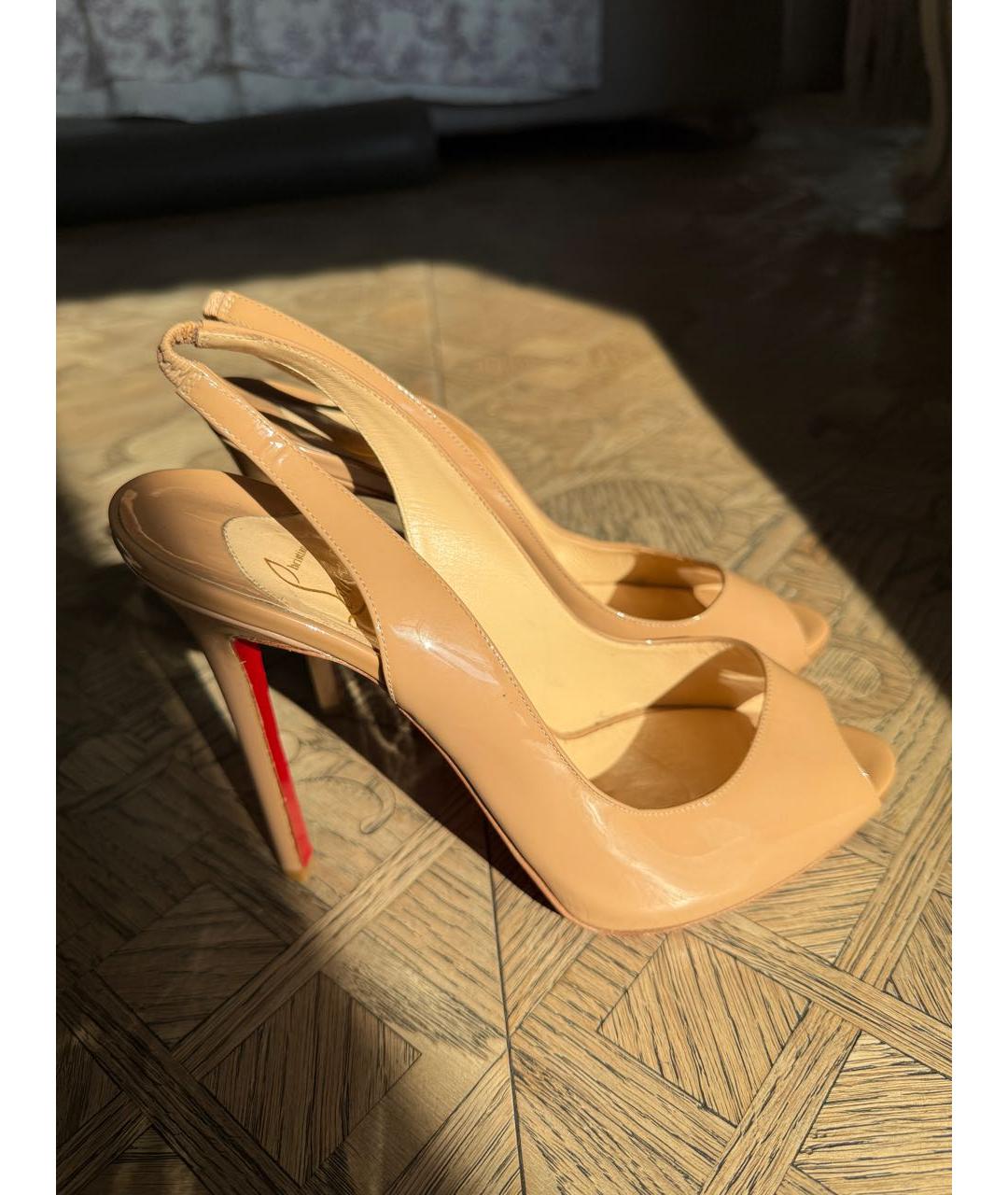 CHRISTIAN LOUBOUTIN Бежевые босоножки из лакированной кожи, фото 5