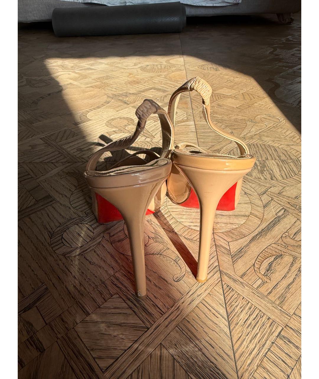CHRISTIAN LOUBOUTIN Бежевые босоножки из лакированной кожи, фото 4