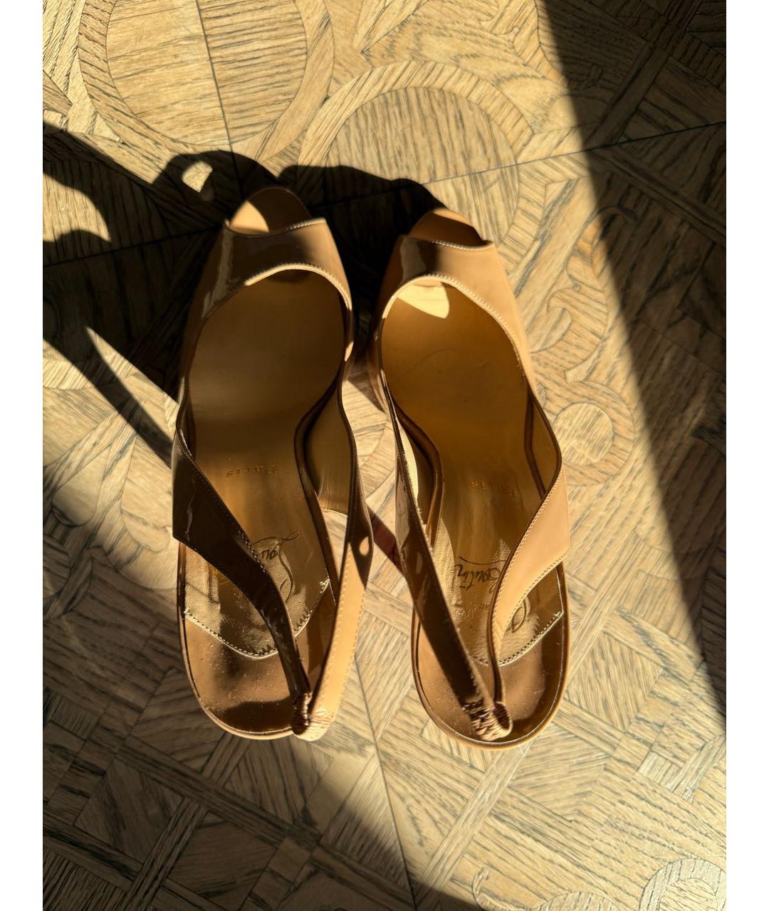CHRISTIAN LOUBOUTIN Бежевые босоножки из лакированной кожи, фото 3